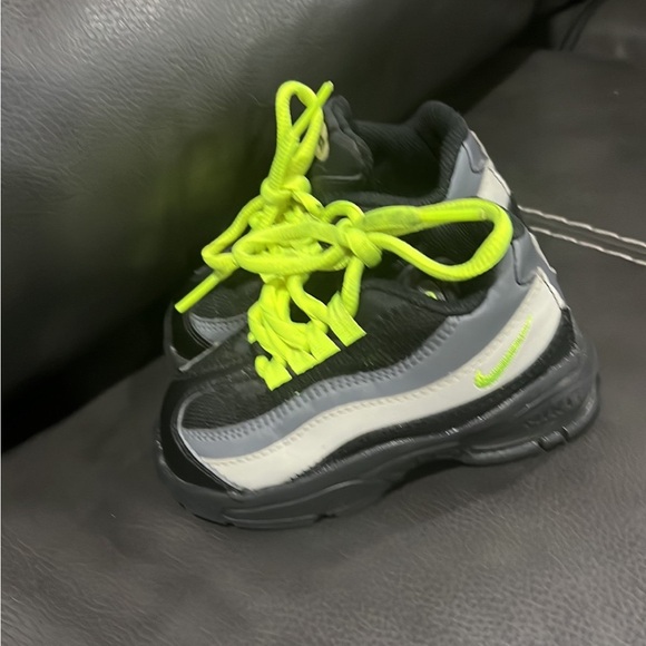 Nike - Picture 3 of 5